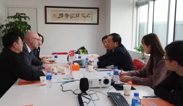 德國烏波塔爾市市長約翰內(nèi)斯·斯拉維奇博士一行來訪上海東方龍商務(wù)國際平臺(tái)舉行“烏波塔爾投資洽談會(huì)” 德國烏波塔爾市市長約翰內(nèi)斯·斯拉維奇博士一行來訪上海東方龍商務(wù)國際平臺(tái)舉行“烏波塔爾投資洽談會(huì)”